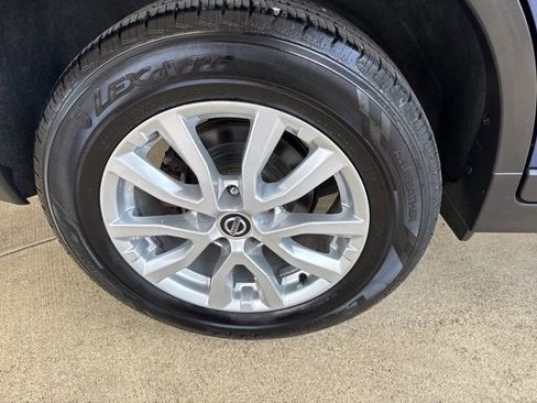 Used 2018 Nissan Rogue SV image 38