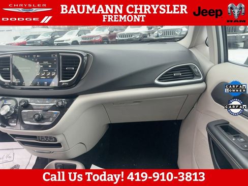 Used 2024 Chrysler Pacifica Touring-L image 16