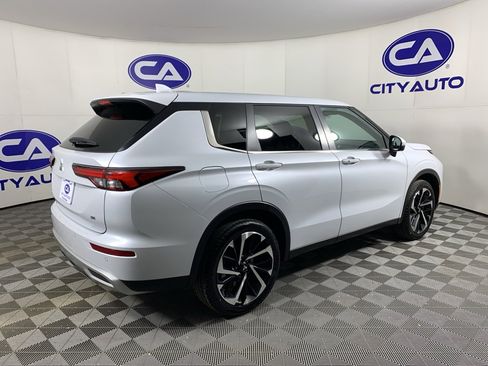 Used 2024 Mitsubishi Outlander SE image 3