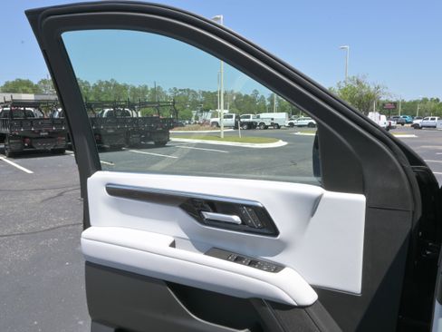 New 2026 Chevrolet Suburban Premier AWD/4WD image 30