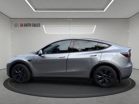 Used 2024 Tesla Model Y Long Range AWD/4WD image 2