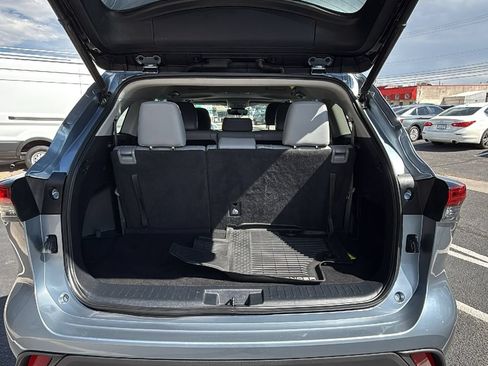 Used 2021 Toyota Highlander XLE AWD/4WD image 15