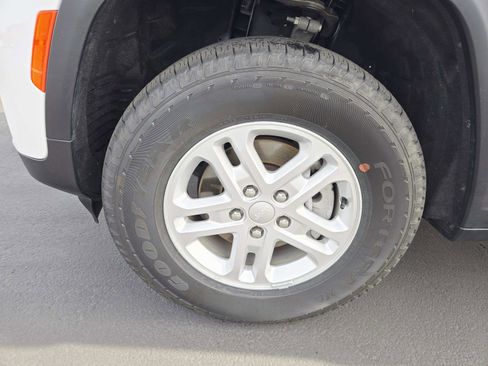 Used 2024 Jeep Grand Cherokee Laredo image 18