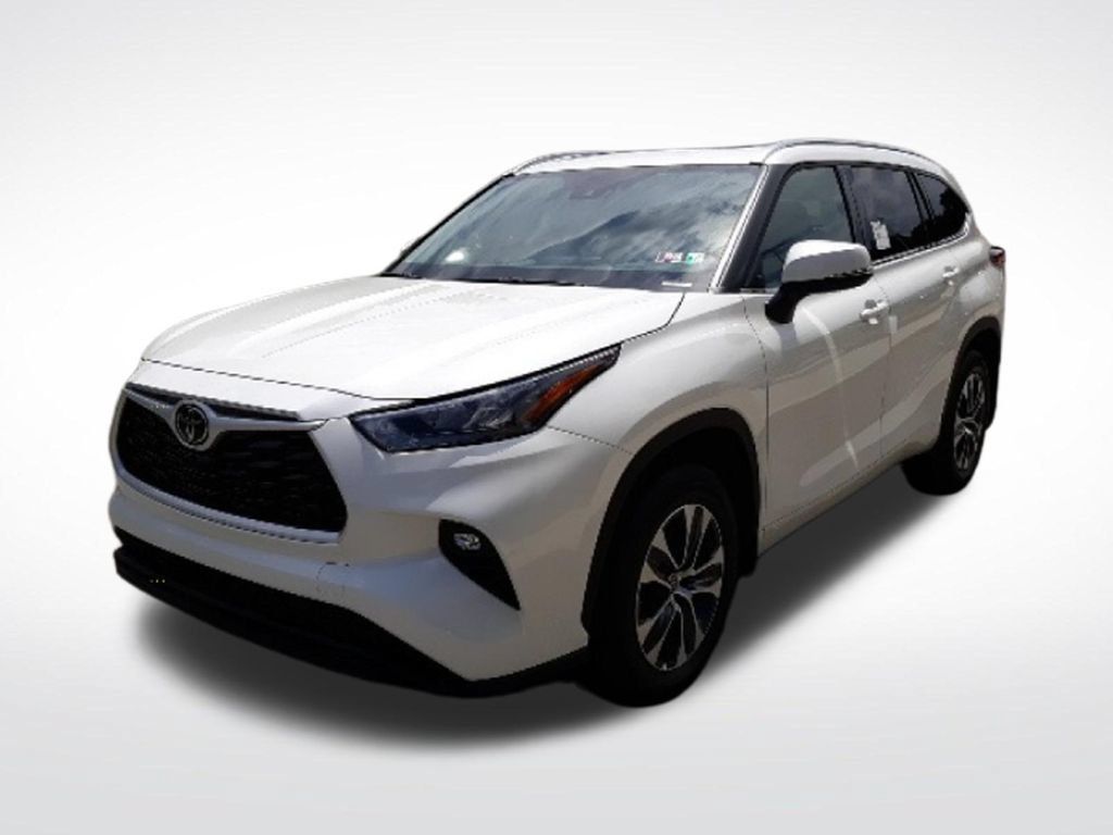 Used 2021 Toyota Highlander XLE FWD image 1