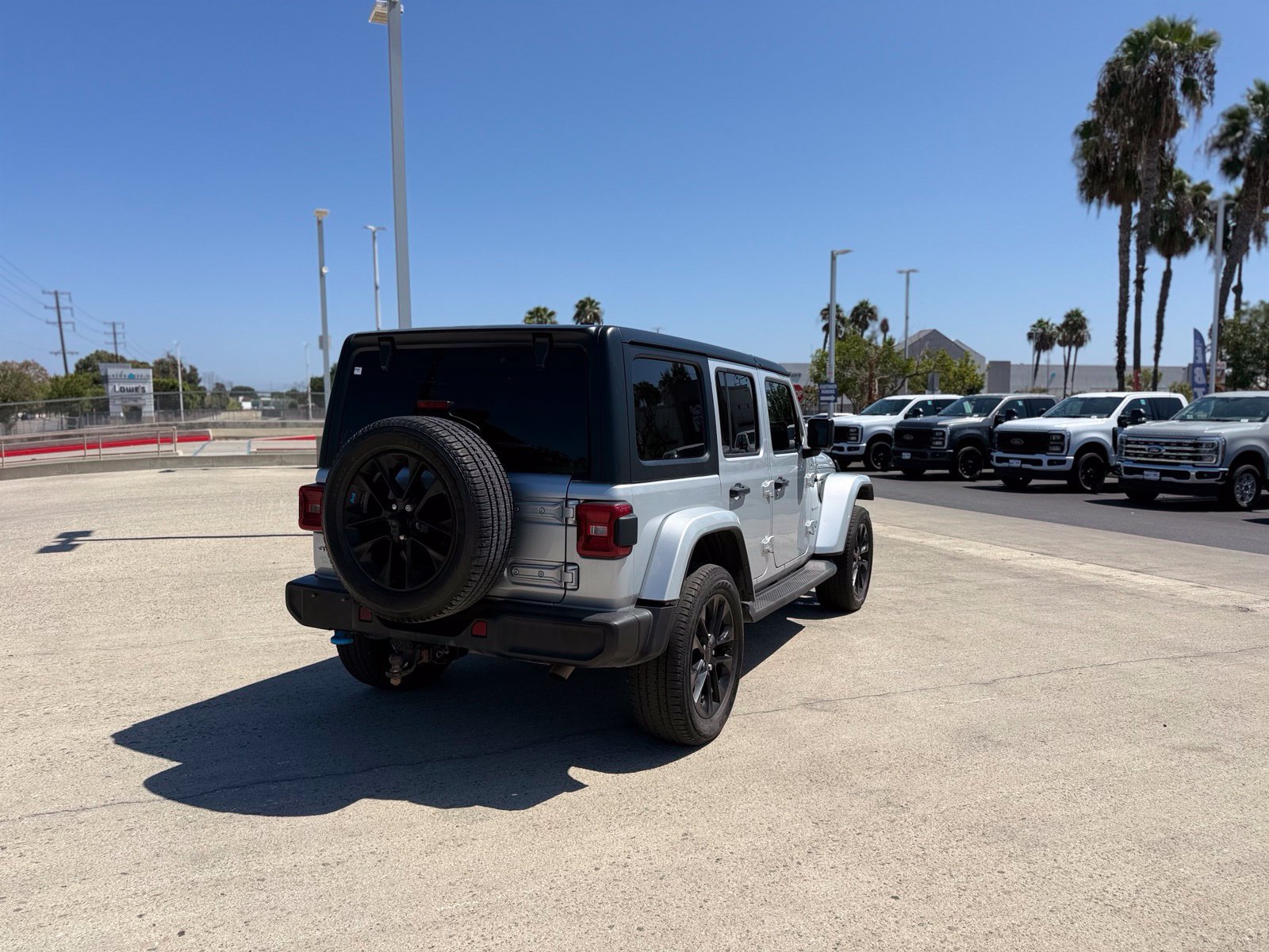 Used 2023 Jeep Wrangler Unlimited Sahara w/ Cold Weather Group AWD/4WD image 3