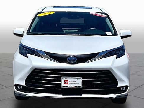 Used 2025 Toyota Sienna XLE AWD/4WD image 3