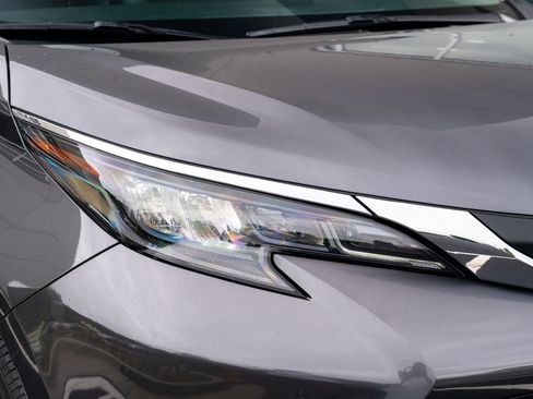 Used 2025 Toyota Sienna XLE FWD image 7