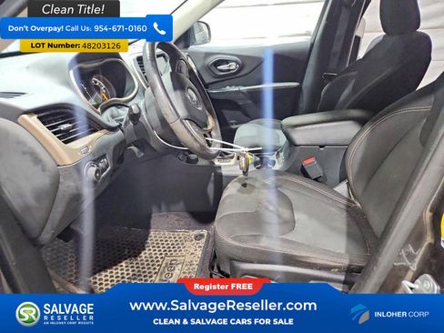Used 2016 Jeep Cherokee Latitude w/ Cold Weather Group AWD/4WD image 9