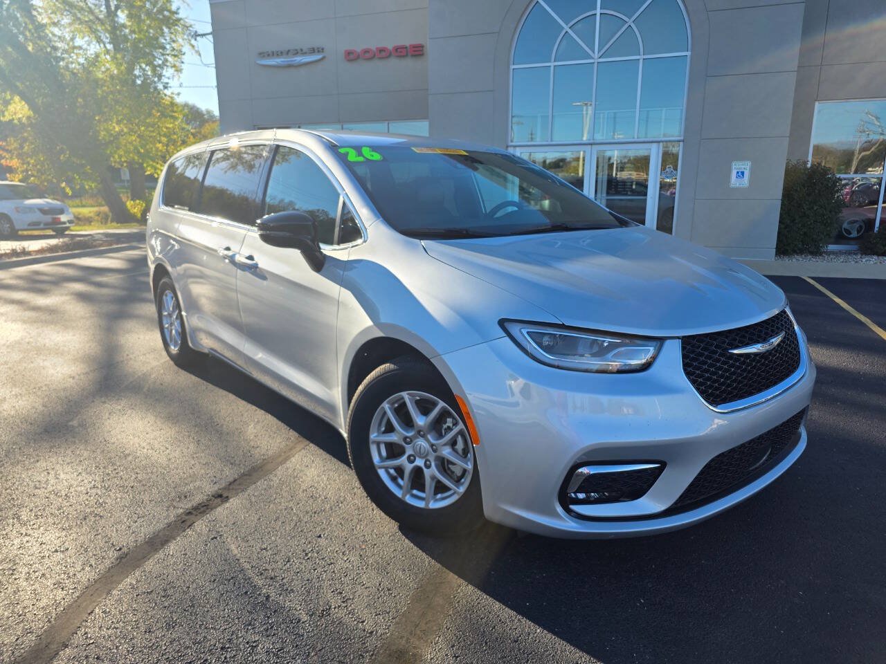 Used 2026 Chrysler Pacifica Select FWD image 4