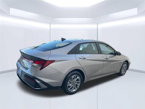 Used 2024 Hyundai Elantra SEL FWD image 5