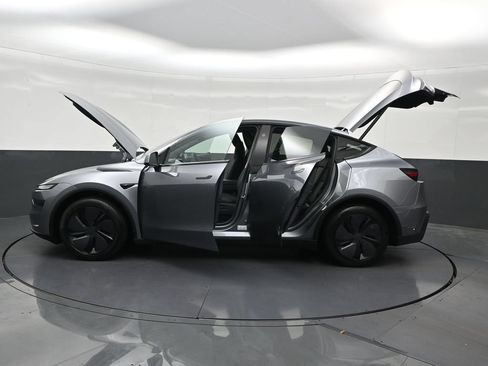 Used 2026 Tesla Model Y 2WD image 32