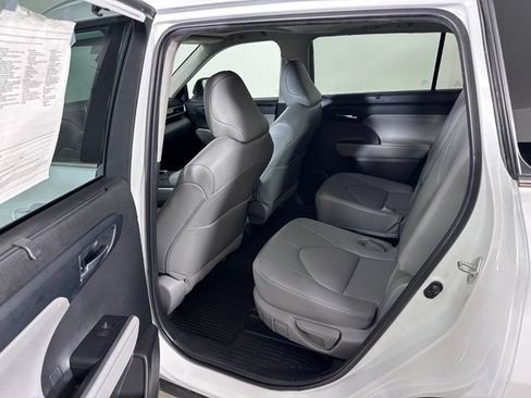 Used 2022 Toyota Highlander XLE AWD/4WD image 17