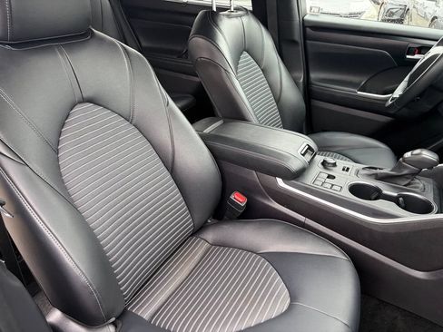 Used 2025 Toyota Highlander XSE AWD/4WD image 15