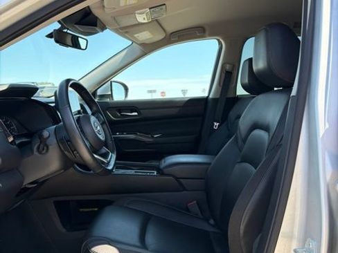 Used 2025 Nissan Pathfinder SL FWD image 10