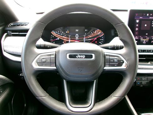 Used 2024 Jeep Compass Latitude AWD/4WD image 10