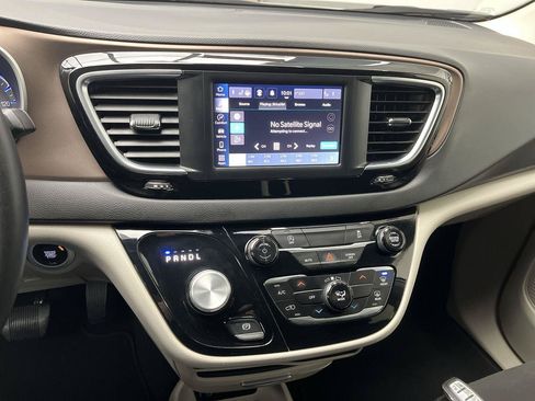 Used 2024 Chrysler Voyager LX FWD image 16