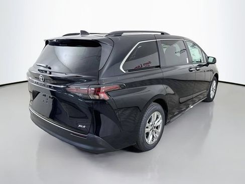 New 2026 Toyota Sienna XLE AWD/4WD image 7