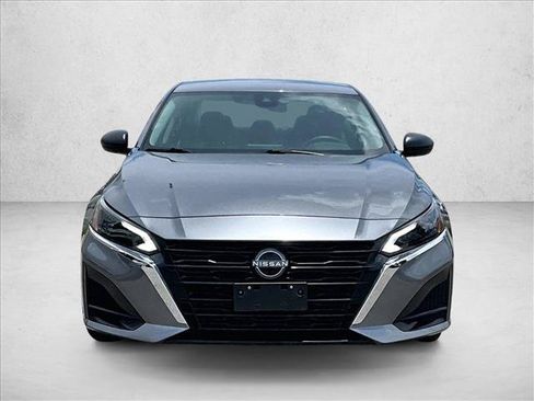 Used 2024 Nissan Altima 2.5 SV FWD image 3