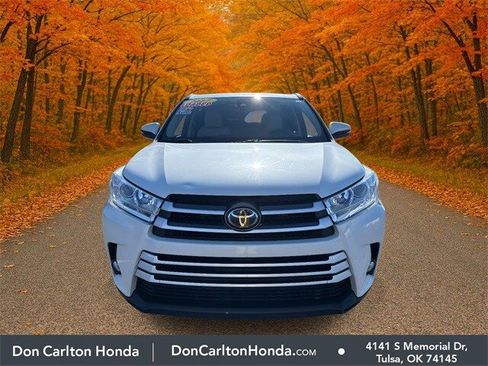 Used 2017 Toyota Highlander XLE image 2