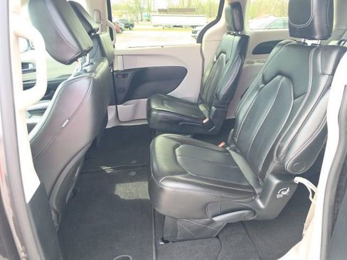 Used 2023 Chrysler Pacifica Touring-L image 27