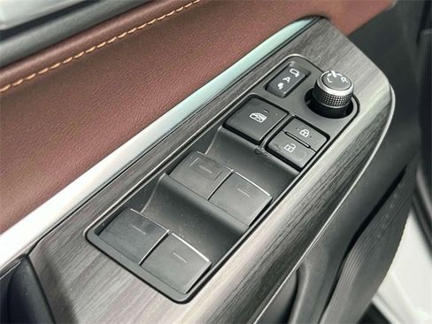 Certified 2024 Toyota Venza XLE image 19