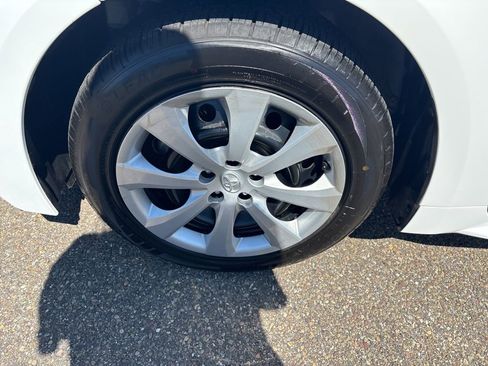Used 2022 Toyota Corolla LE FWD image 11
