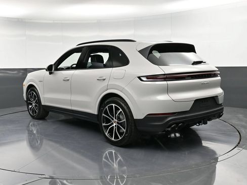 Certified 2026 Porsche Cayenne E-Hybrid AWD/4WD image 3