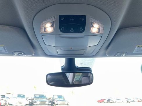 Used 2023 Chrysler Pacifica Touring-L FWD image 22