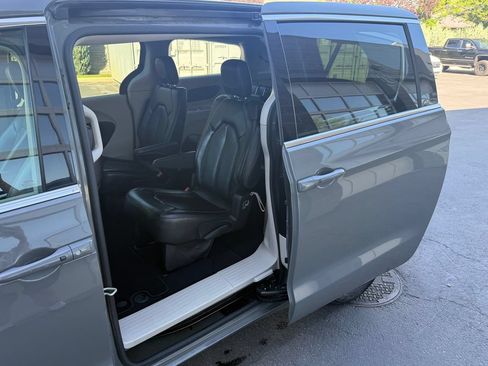 Used 2023 Chrysler Pacifica Touring-L FWD image 31