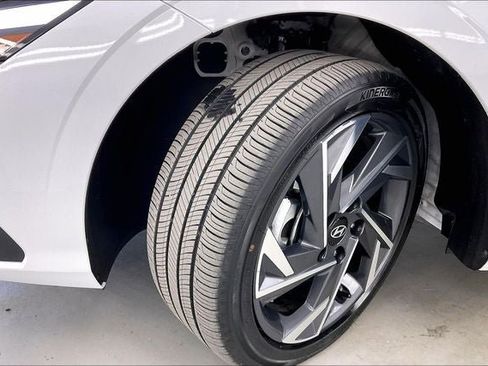 Certified 2025 Hyundai Elantra SEL FWD image 33