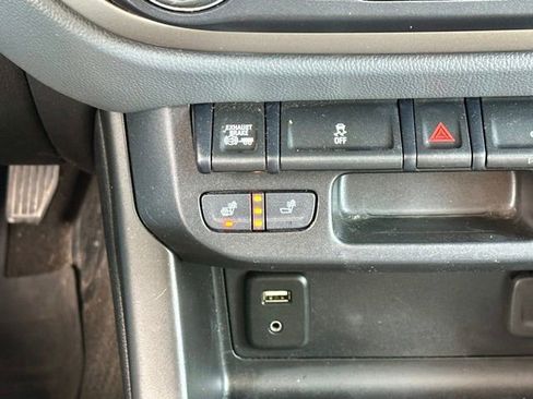 Used 2018 Chevrolet Colorado Z71 AWD/4WD image 30