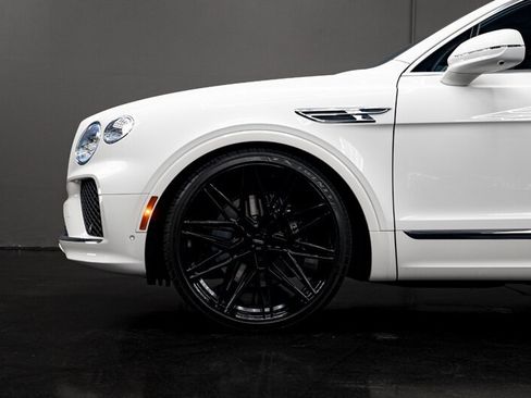 Used 2024 Bentley Bentayga AWD/4WD image 4