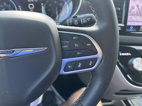 Used 2023 Chrysler Pacifica Touring-L image 20