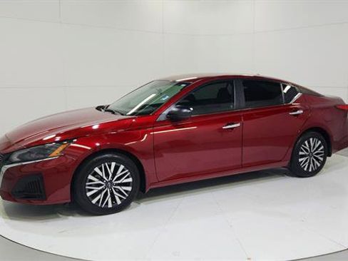 Certified 2024 Nissan Altima 2.5 SV FWD image 3