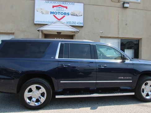 Used 2017 Chevrolet Suburban LT w/ LT Signature Package RWD image 4