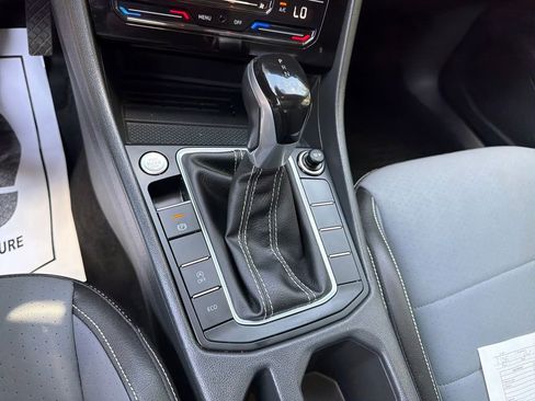 Used 2025 Volkswagen Jetta SE w/ Sunroof Package FWD image 25