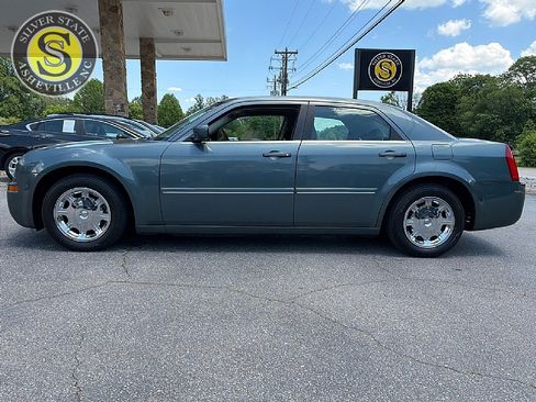 Used 2005 Chrysler 300 Touring RWD image 3