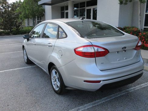 Used 2019 Ford Fiesta SE FWD image 3