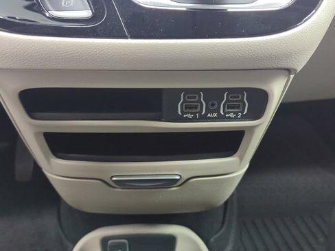Used 2023 Chrysler Pacifica Touring-L FWD image 15
