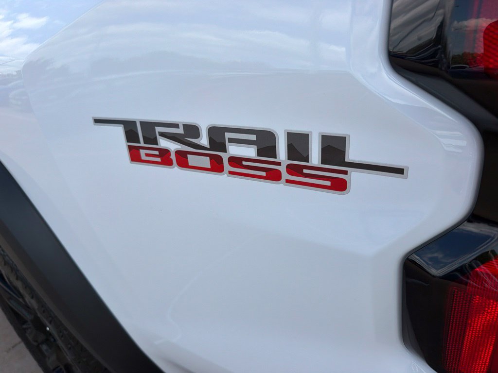 Used 2025 Chevrolet Colorado Trail Boss AWD/4WD image 10