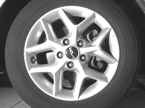 Used 2025 Kia Soul LX w/ LX Technology Package FWD image 13