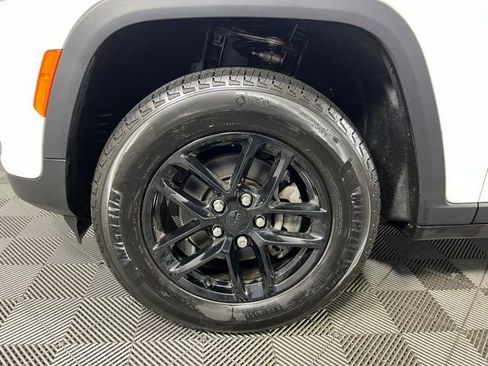 Used 2025 Jeep Grand Cherokee Laredo X image 12