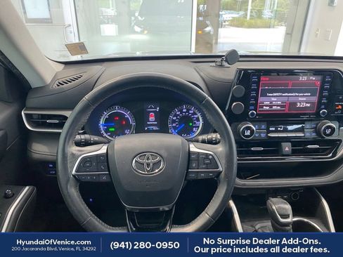 Used 2020 Toyota Highlander LE FWD image 25