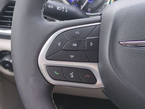 Used 2024 Chrysler Pacifica Touring-L AWD/4WD image 24