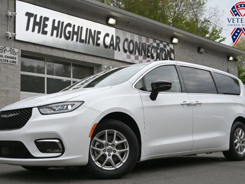 Used 2024 Chrysler Pacifica Touring-L FWD image 1