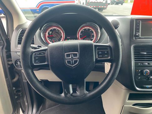 Used 2018 Dodge Grand Caravan SE w/ UConnect Hands-Free Group FWD image 10