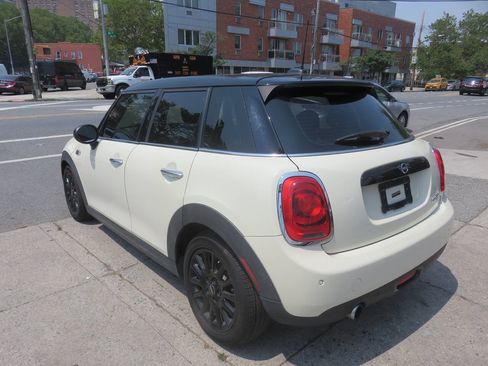 Used 2019 MINI Cooper 4-Door Hardtop w/ Signature Upholstery Package FWD image 5