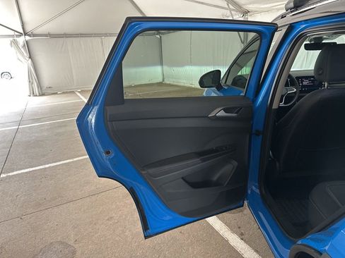 Used 2025 Volkswagen Taos SE AWD/4WD image 11