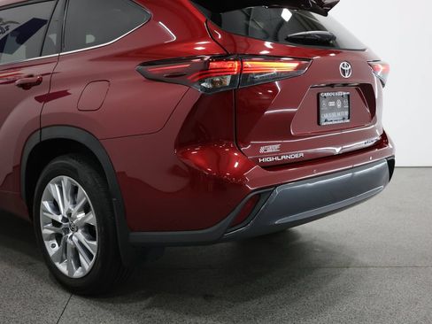 Used 2024 Toyota Highlander Limited AWD/4WD image 10