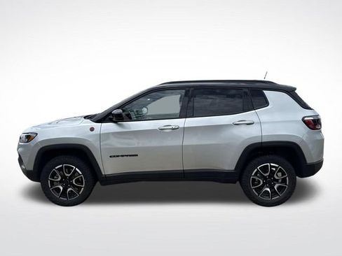 Used 2025 Jeep Compass Trailhawk AWD/4WD image 6